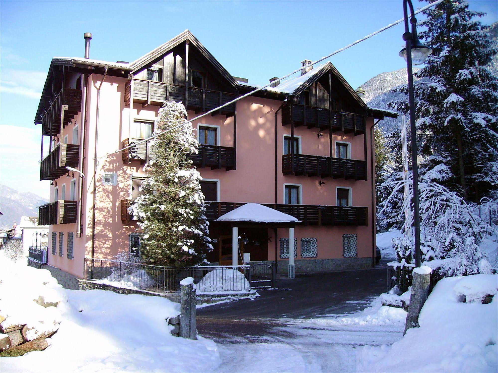 Park Hotel Bellevue Dimaro Kültér fotó
